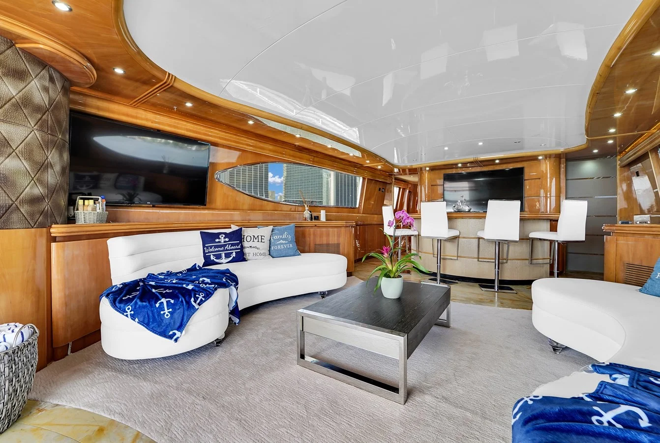 110ft Maiora Stamos Bien night view
